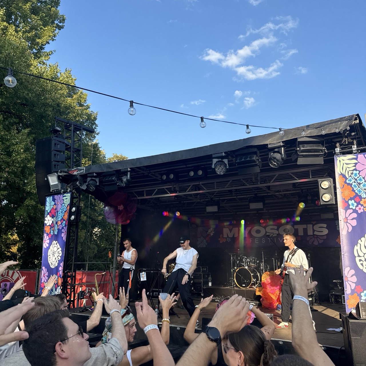 Die Band JxP spielt auf der MYOSOTIS-Bühne, im Vordergrund jubelt das Publikum mit erhobenen Händen